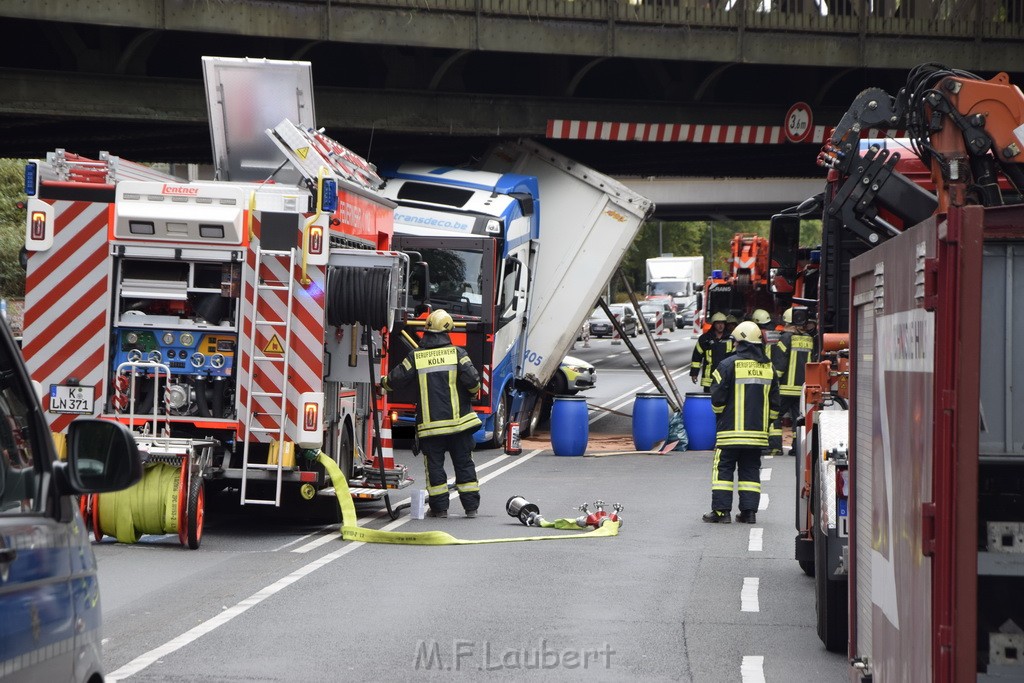 LKW blieb unter Bruecke haengen Koeln Ehrenfeld Innere Kanalstr Hornstr P036.JPG - Miklos Laubert